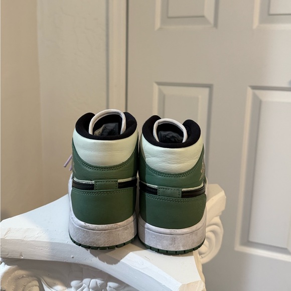Jordan 1 Mid in Green and pink - Picture 5 of 5